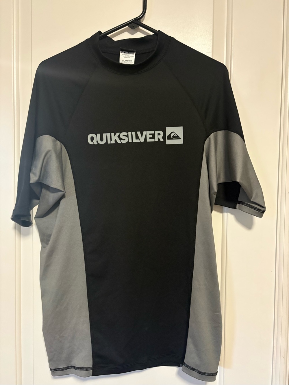 ⚫️⚫️⚫️Quiksilver Men’s XXL Black and Gray Short-Sleeve Rash Guard 🏊🏊